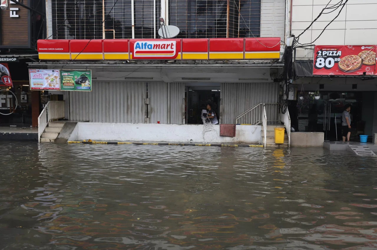 Luapan Sungai Angke...