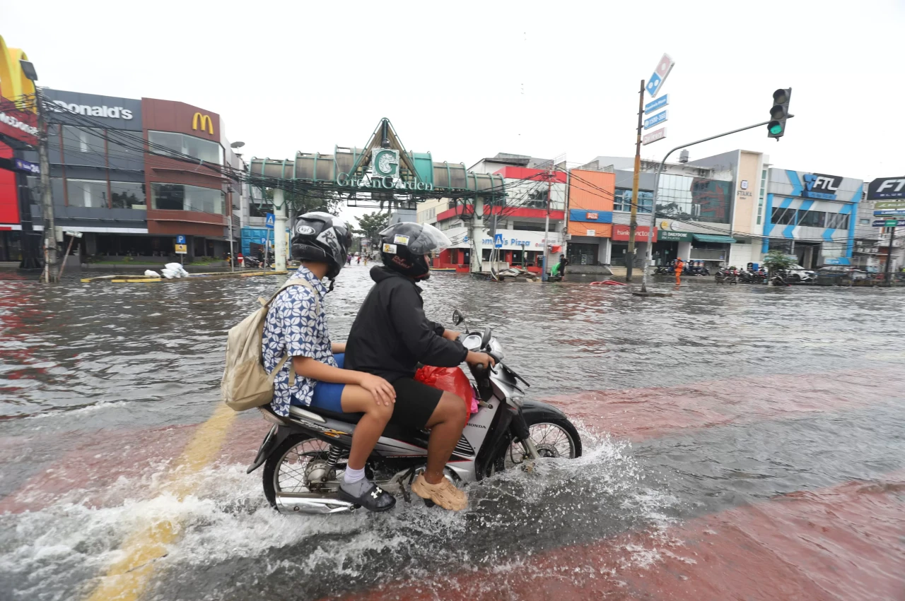 Luapan Sungai Angke...