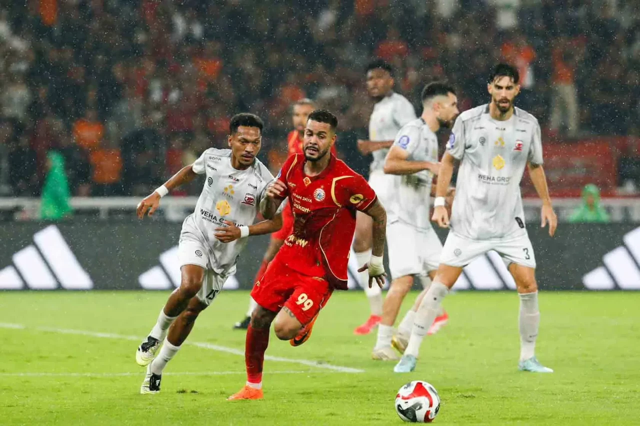Dua Penalti Antar Persija...