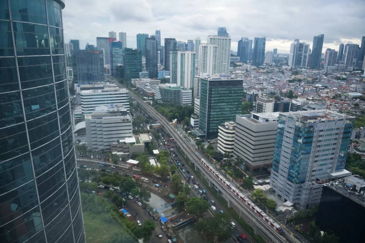 Pengguna LRT Jabodebek...