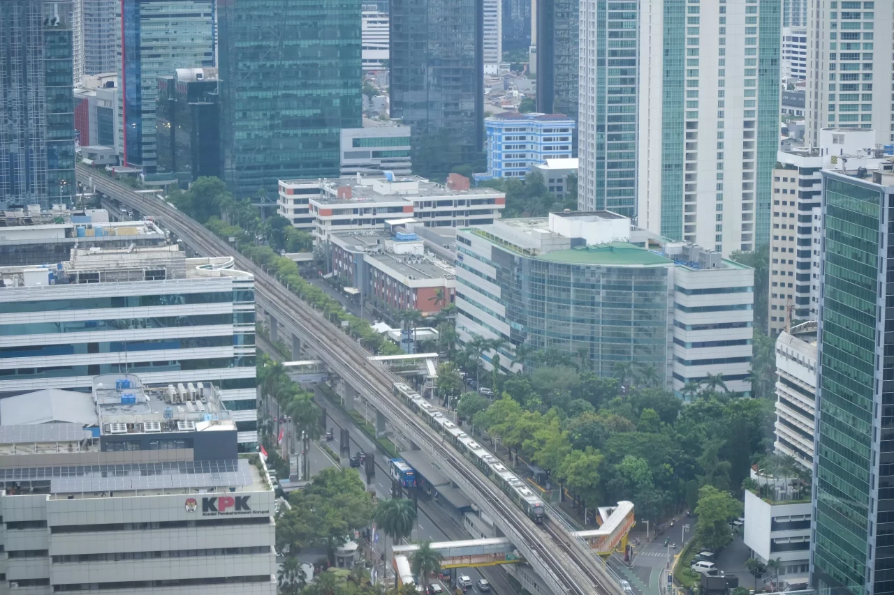 Pengguna LRT Jabodebek...