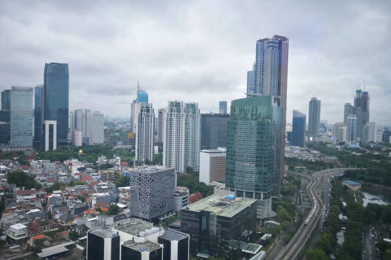Pengguna LRT Jabodebek...