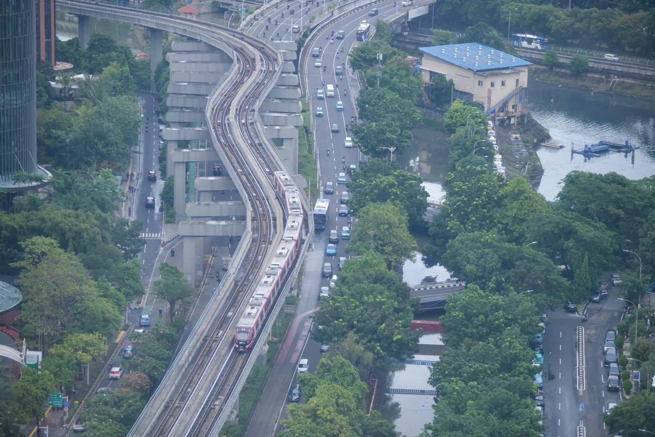 Pengguna LRT Jabodebek...