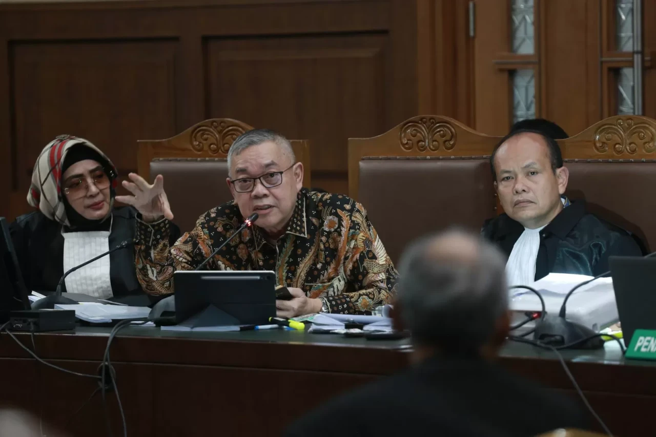 Disidang Kasus LNG,...