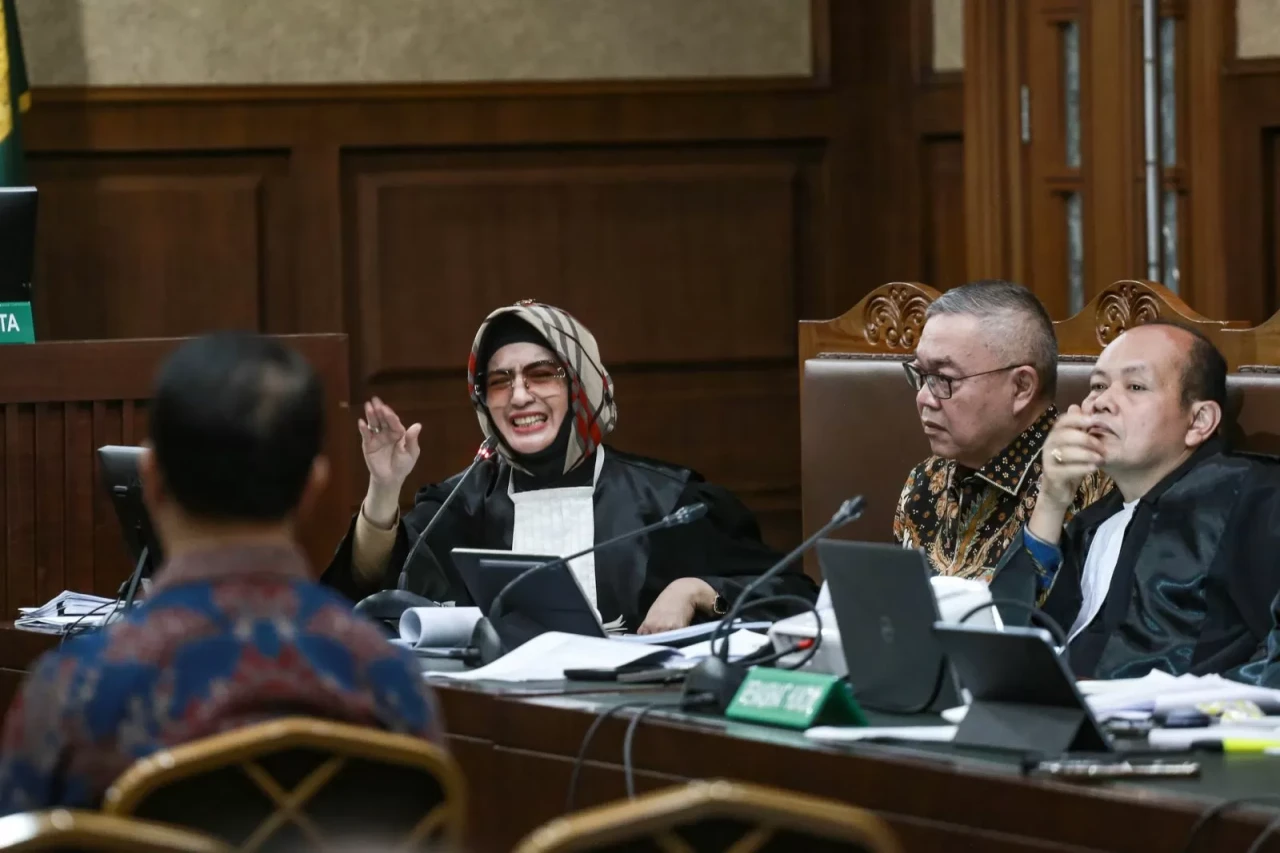 Disidang Kasus LNG,...