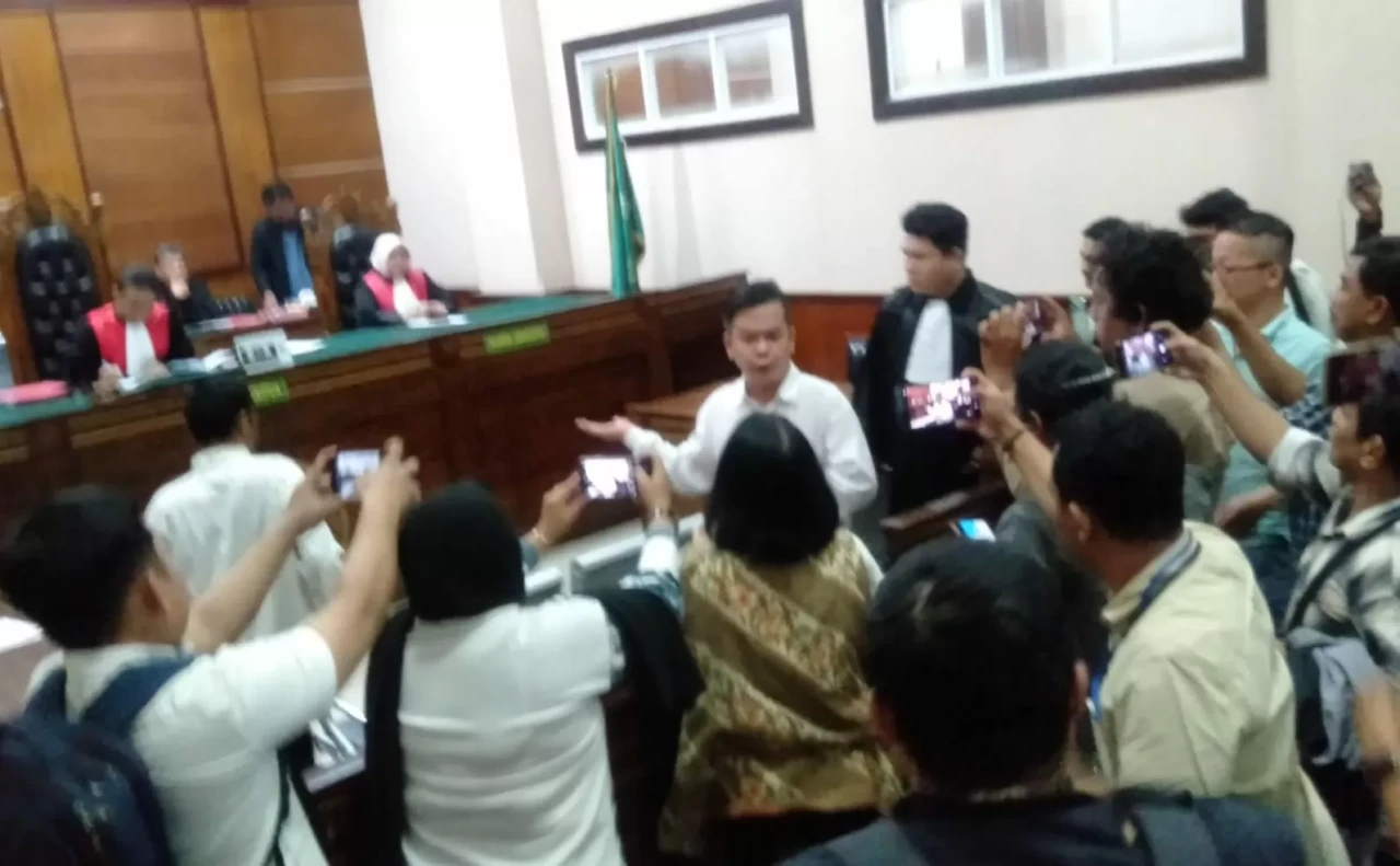 Kliennya Diputus Bebas,...