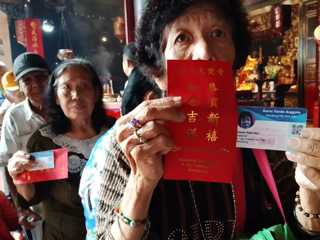 Tradisi Bagi-Bagi Angpao...