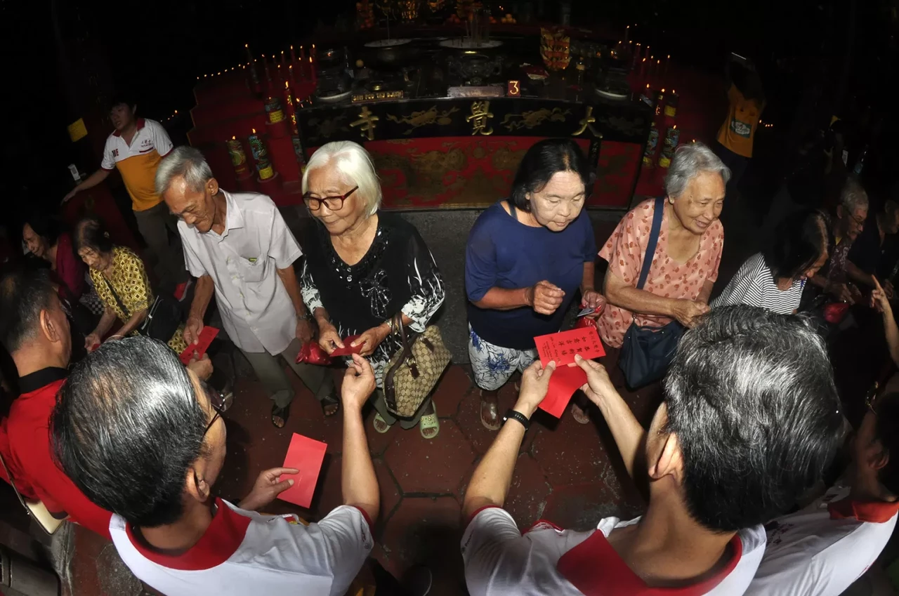 Tradisi Bagi-Bagi Angpao...