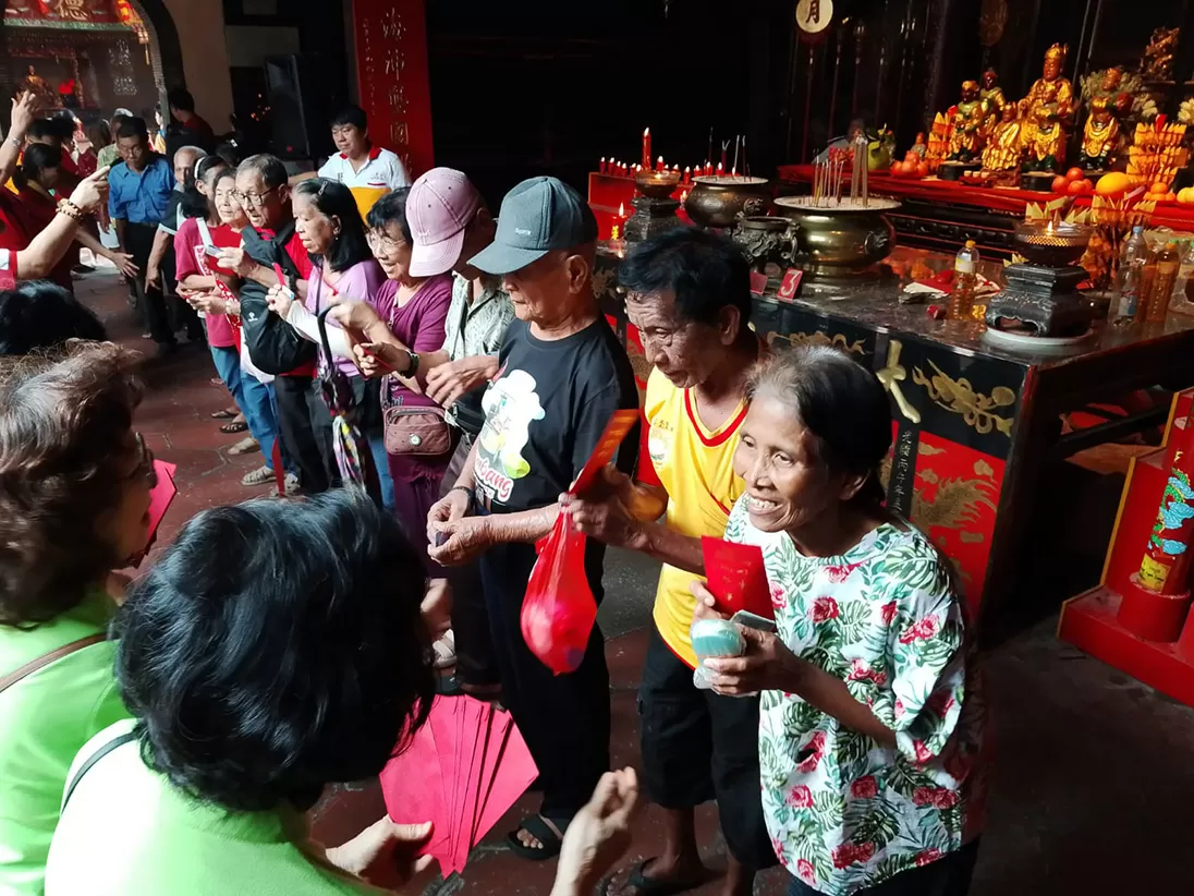 Tradisi Bagi-Bagi Angpao...