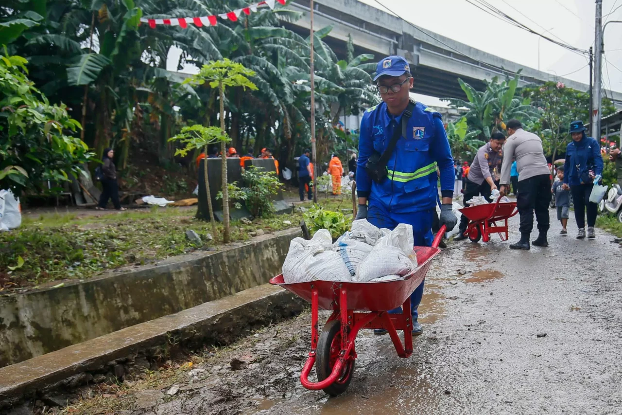 Kerja Bakti Serentak...