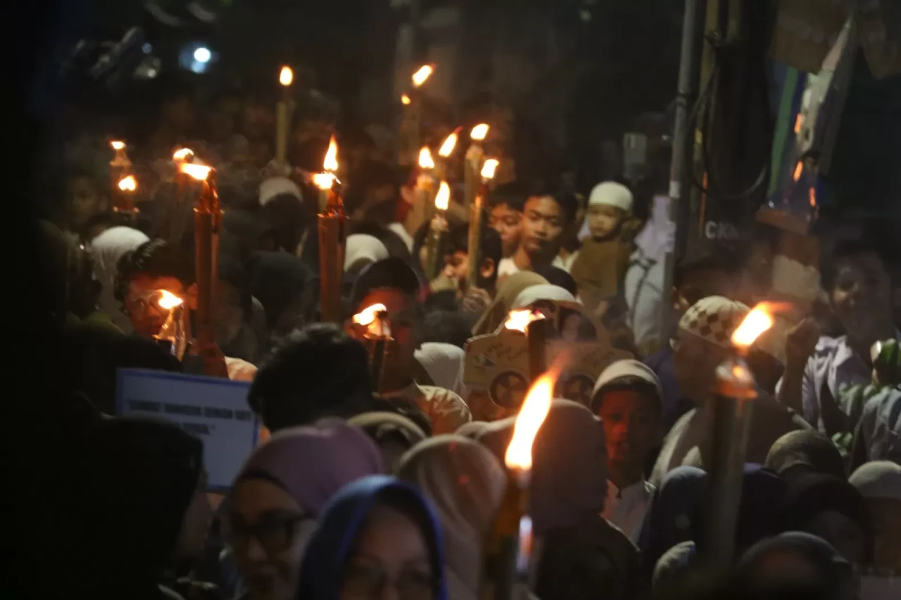 Ratusan Warga Ramaikan...