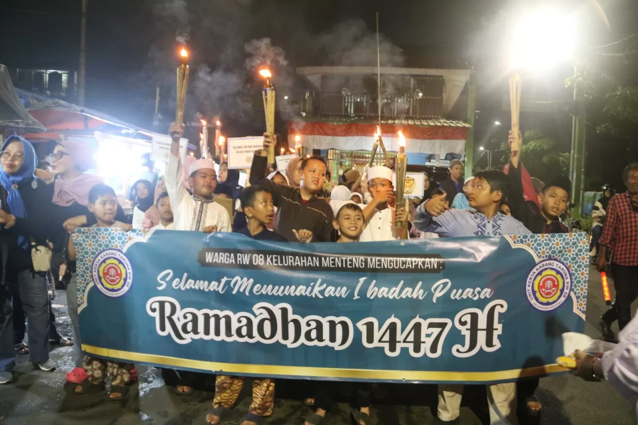 Ratusan Warga Ramaikan...