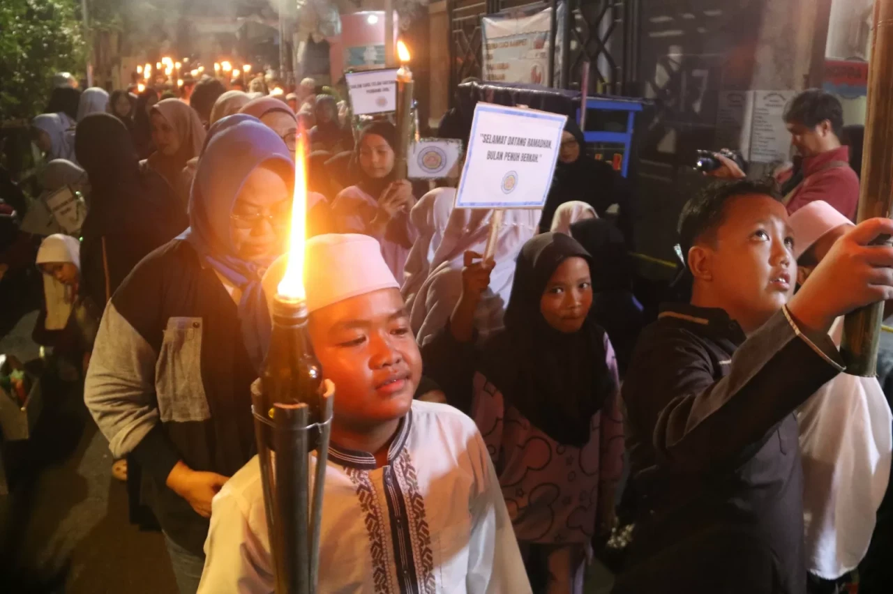 Ratusan Warga Ramaikan...