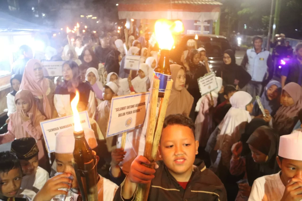 Ratusan Warga Ramaikan...