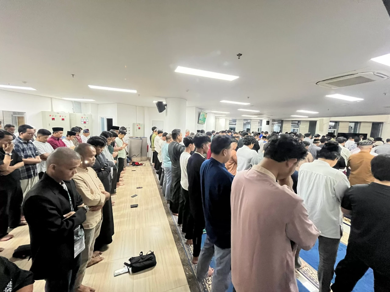 Tarawih Perdana di Masjid...