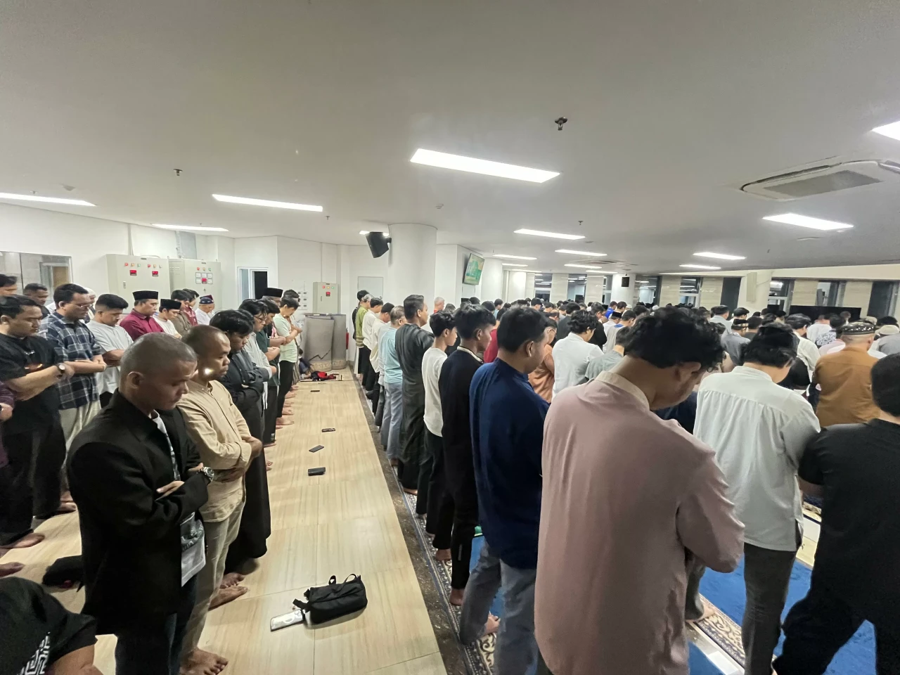 Tarawih Perdana di Masjid...