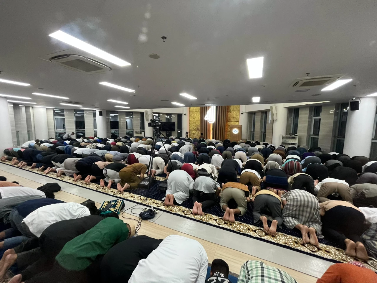 Tarawih Perdana di Masjid...