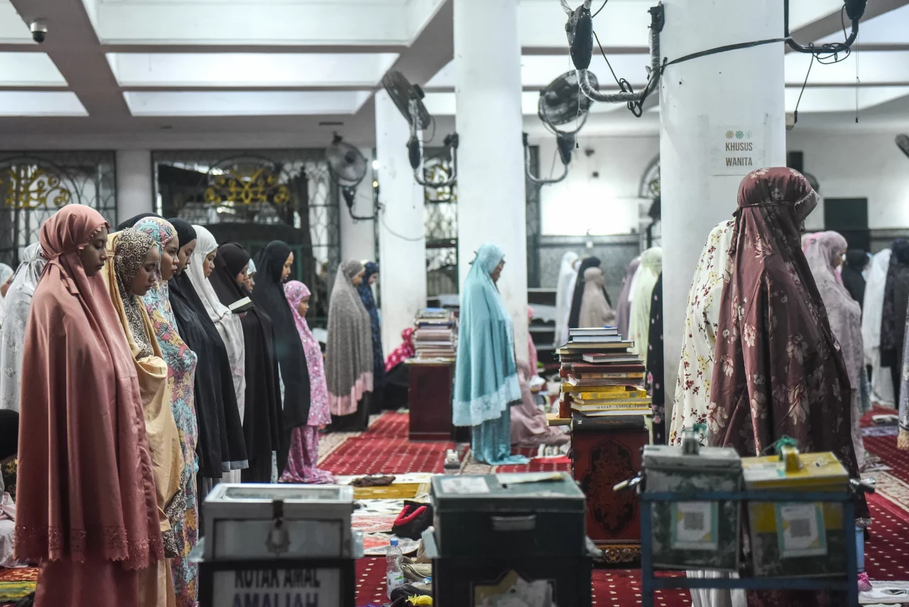 Potret Salat Tarawih...
