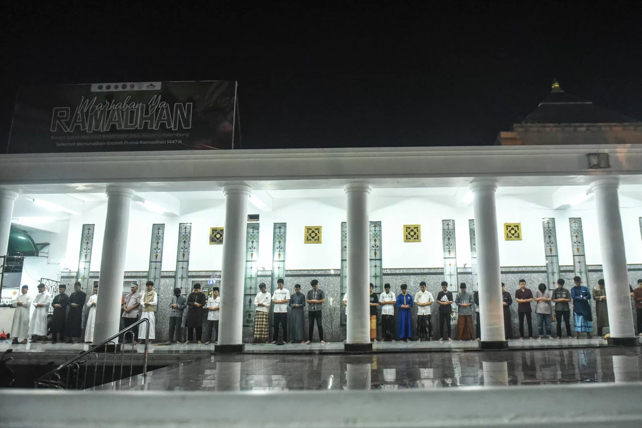 Potret Salat Tarawih...