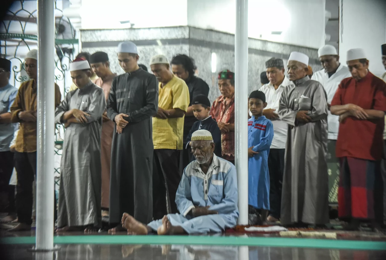 Potret Salat Tarawih...