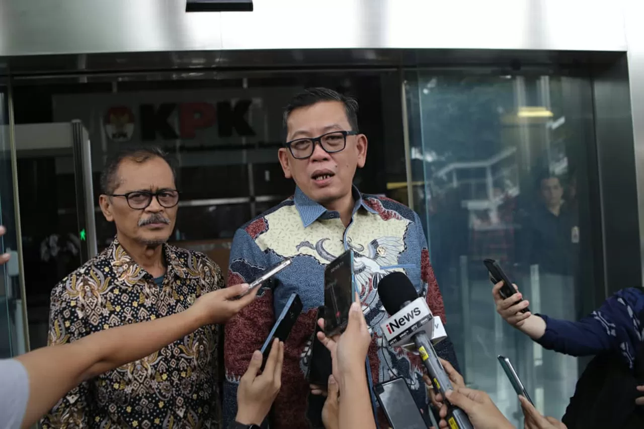 Ketua KY Temui Komisi...