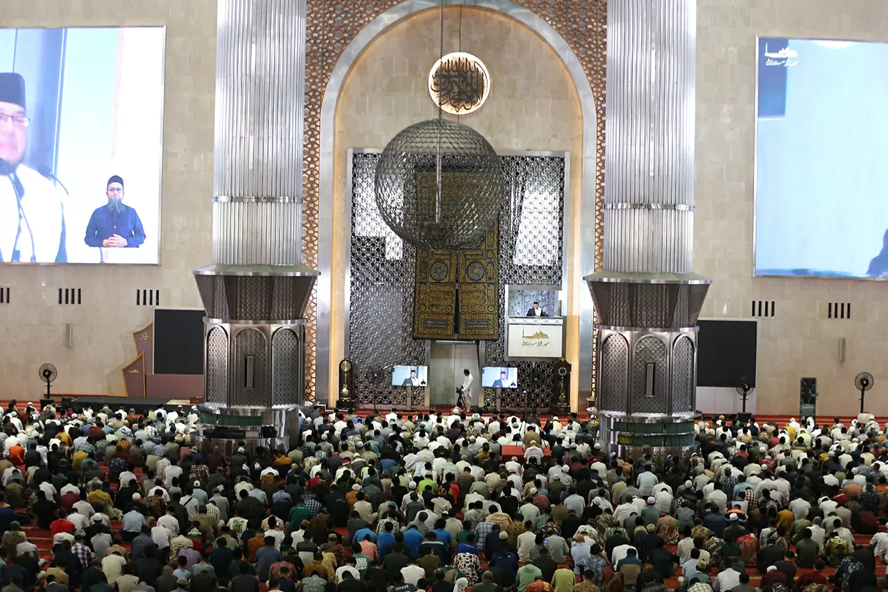 Salat Jumat Pertama...