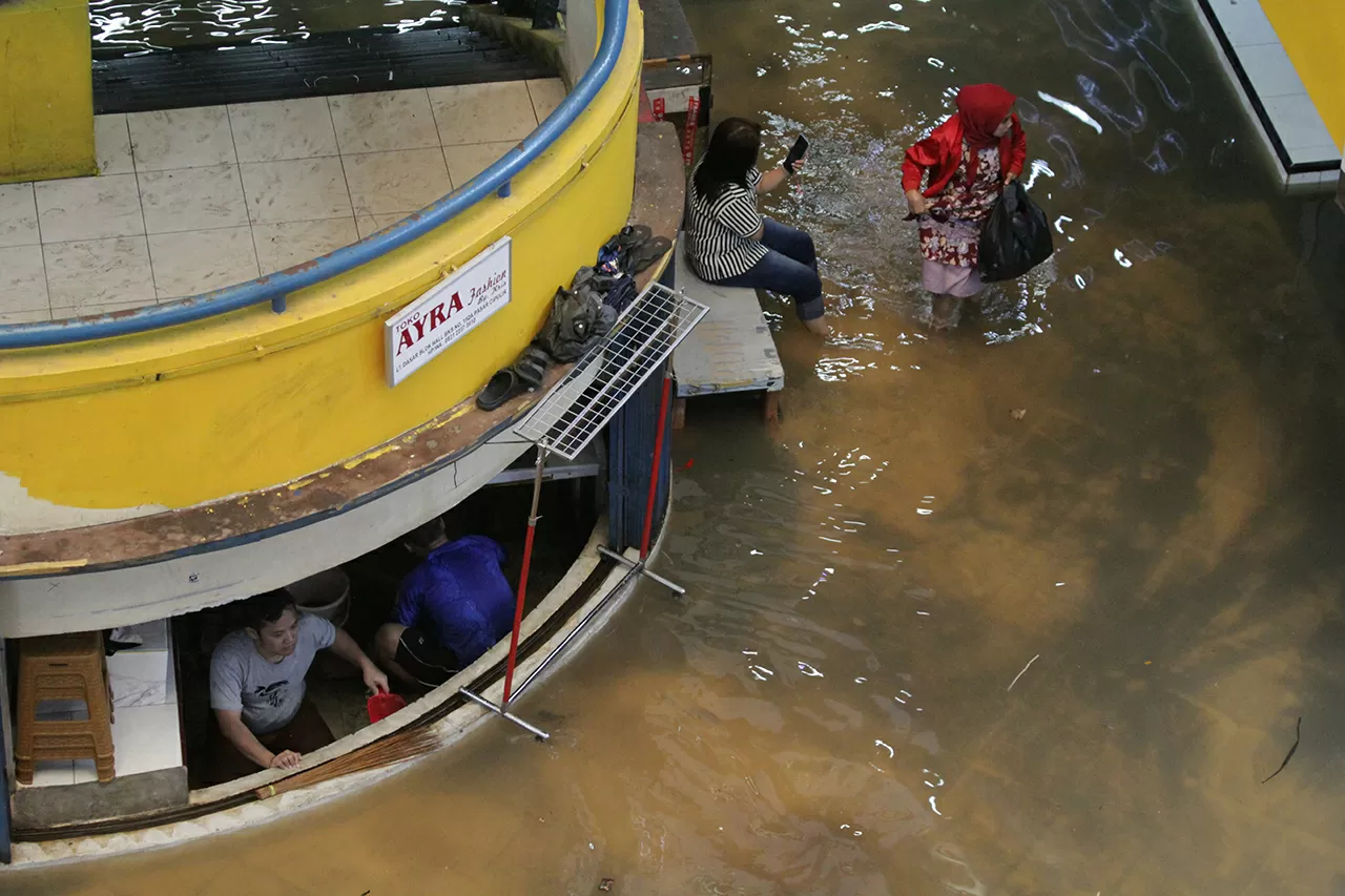Hujan Deras Rendam Pasar...