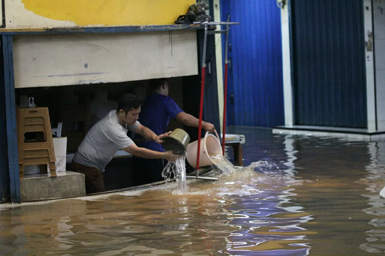 Hujan Deras Rendam Pasar...