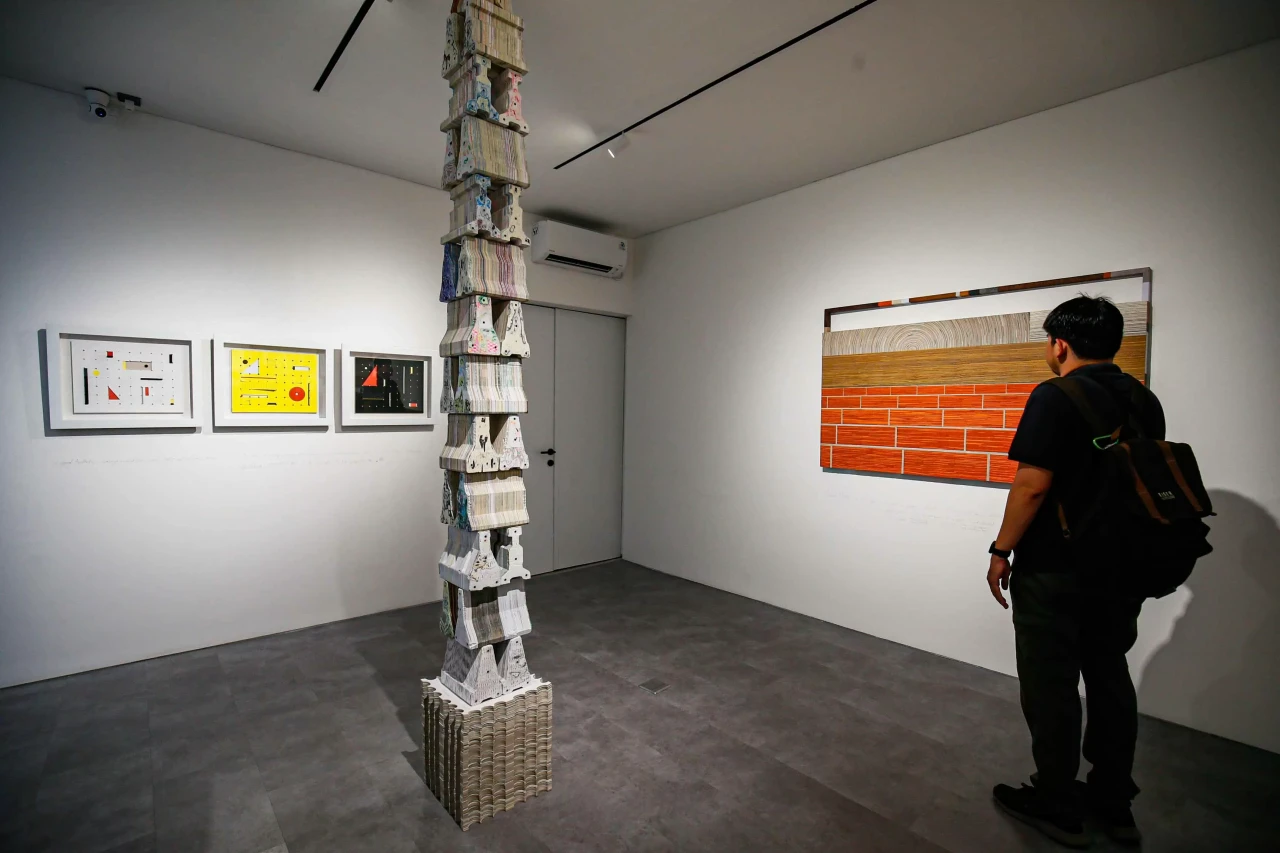 Melihat Pameran CLOSED,...