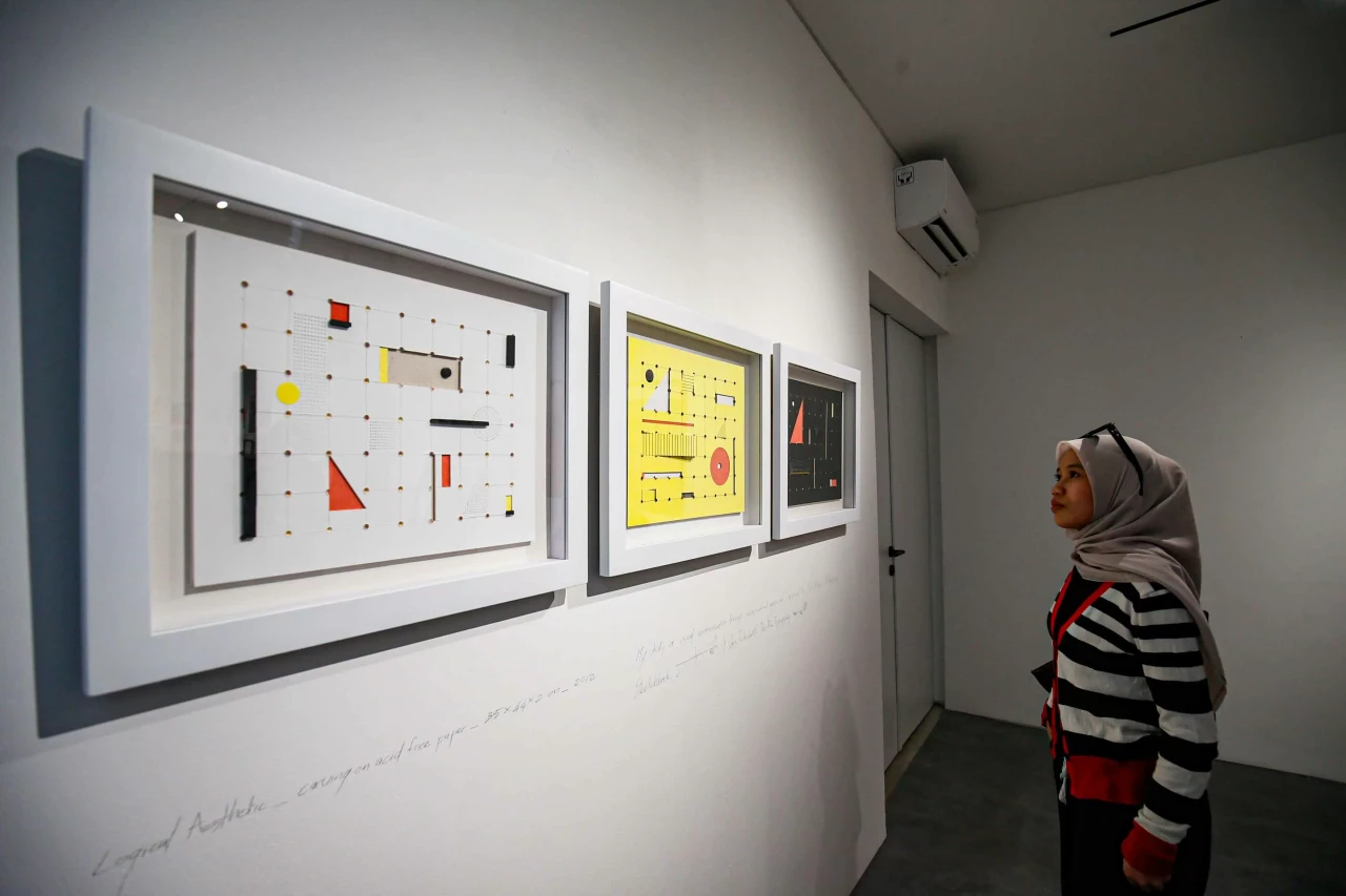 Melihat Pameran CLOSED,...