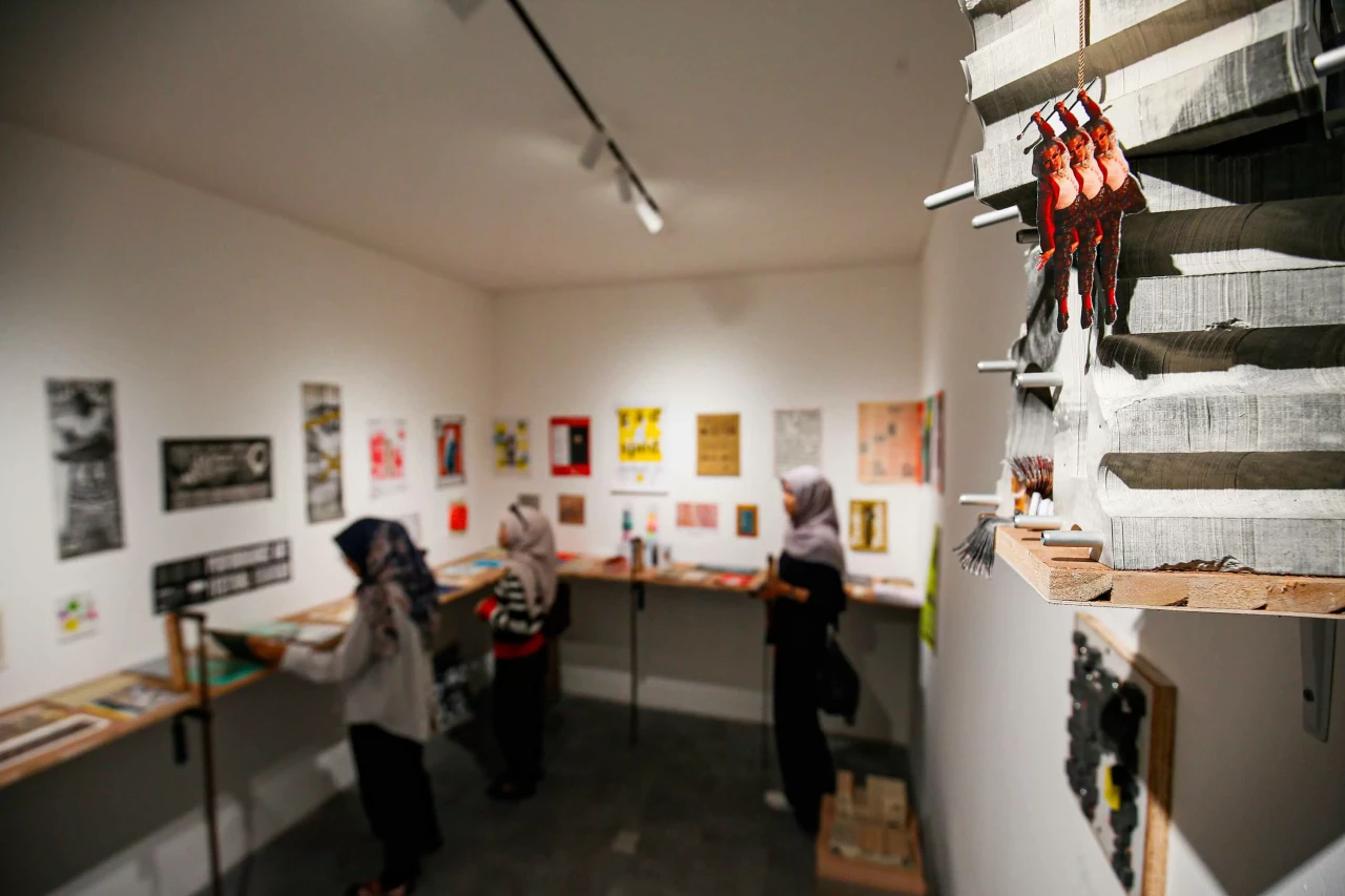 Melihat Pameran CLOSED,...