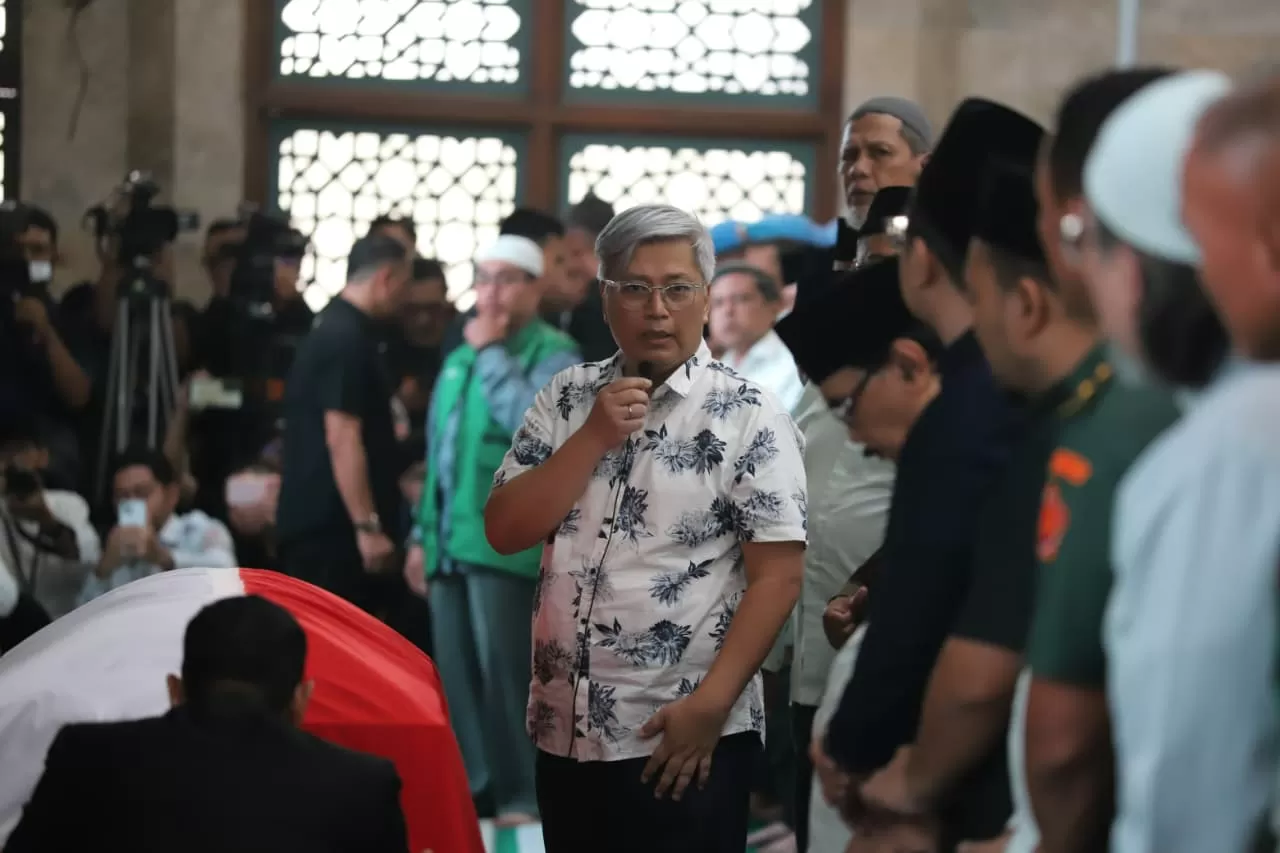 Putra Kedua Pimpin Salat...