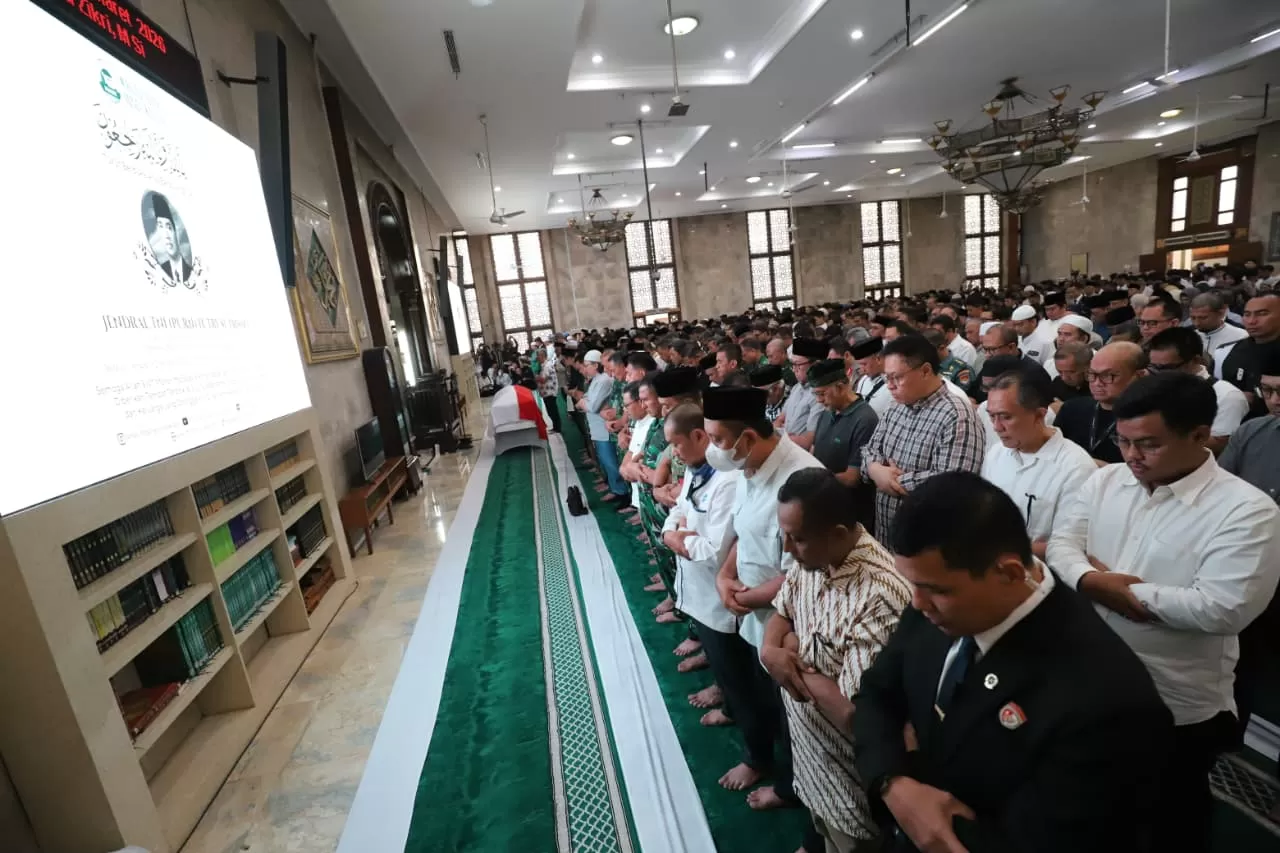 Putra Kedua Pimpin Salat...