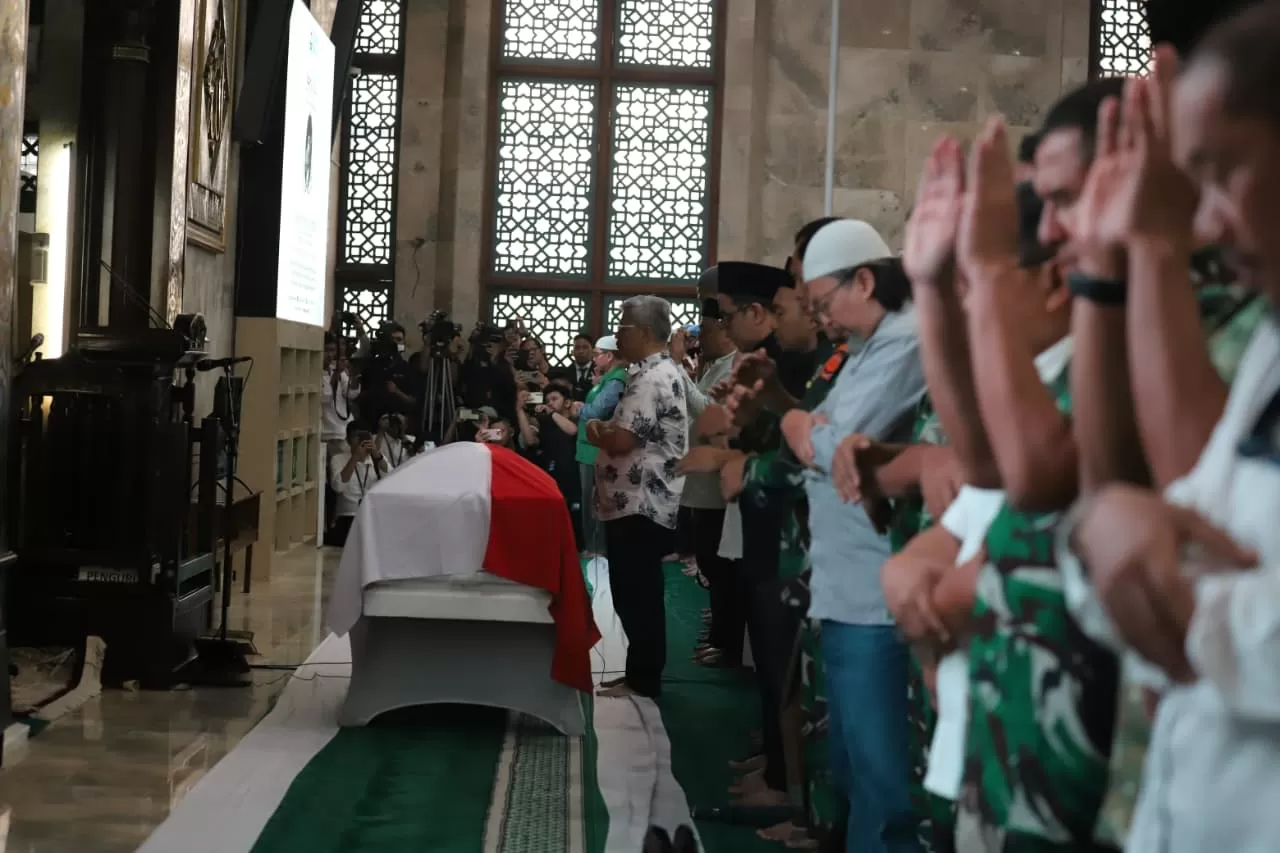 Putra Kedua Pimpin Salat...