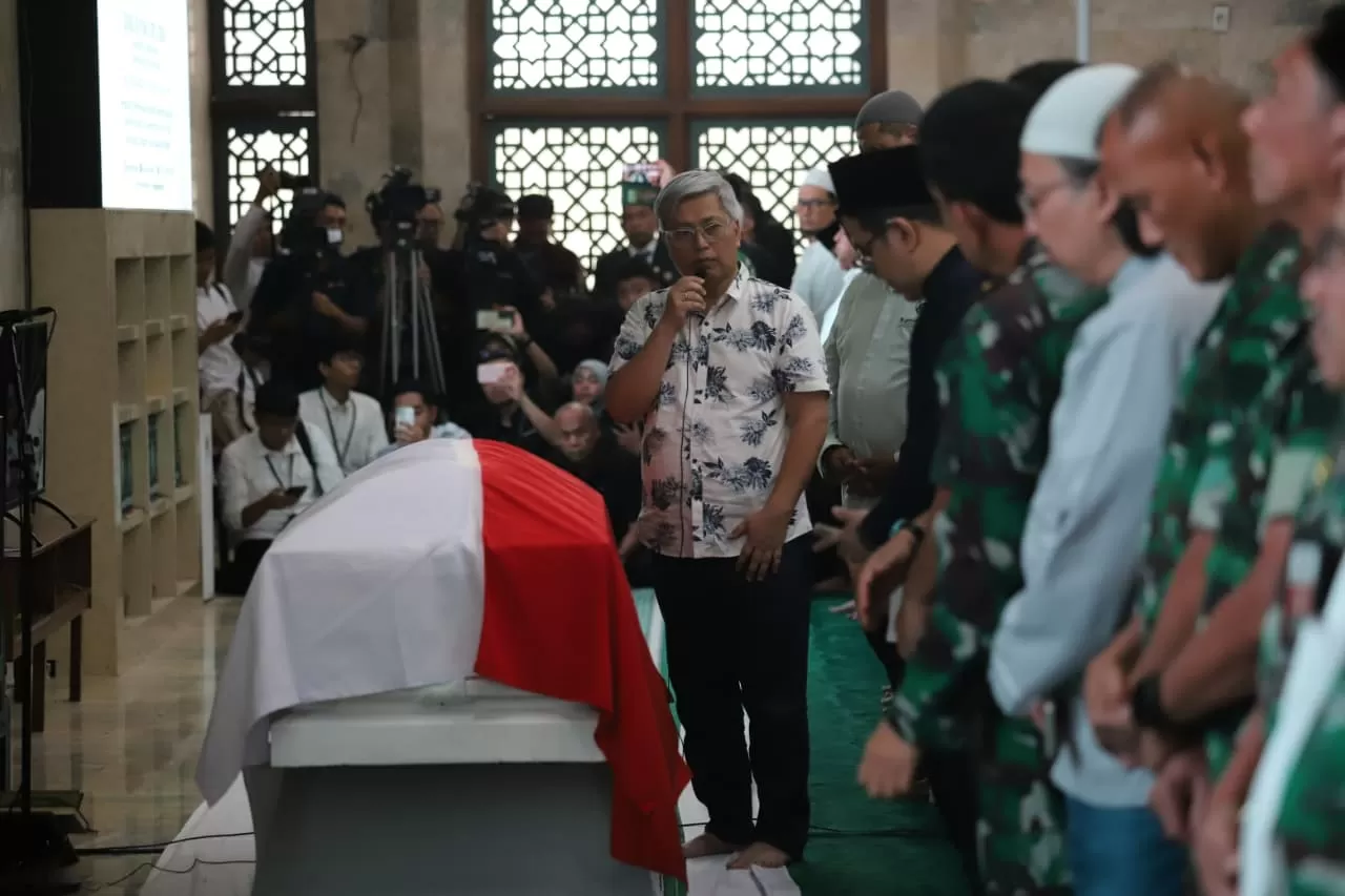 Putra Kedua Pimpin Salat...