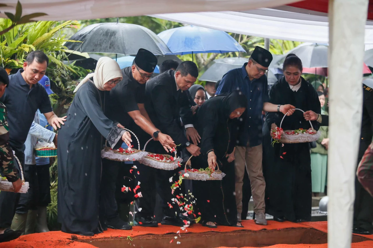 Suasana Haru Pemakaman...