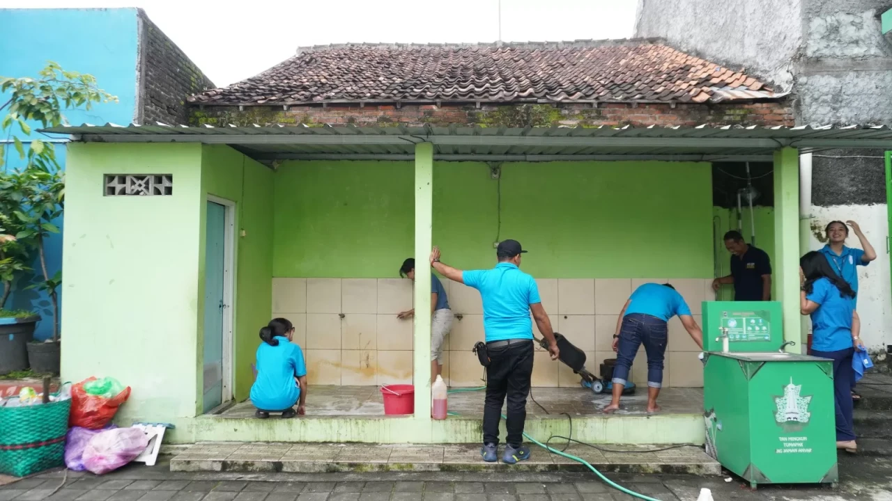 Bersih-Bersih Masjid...