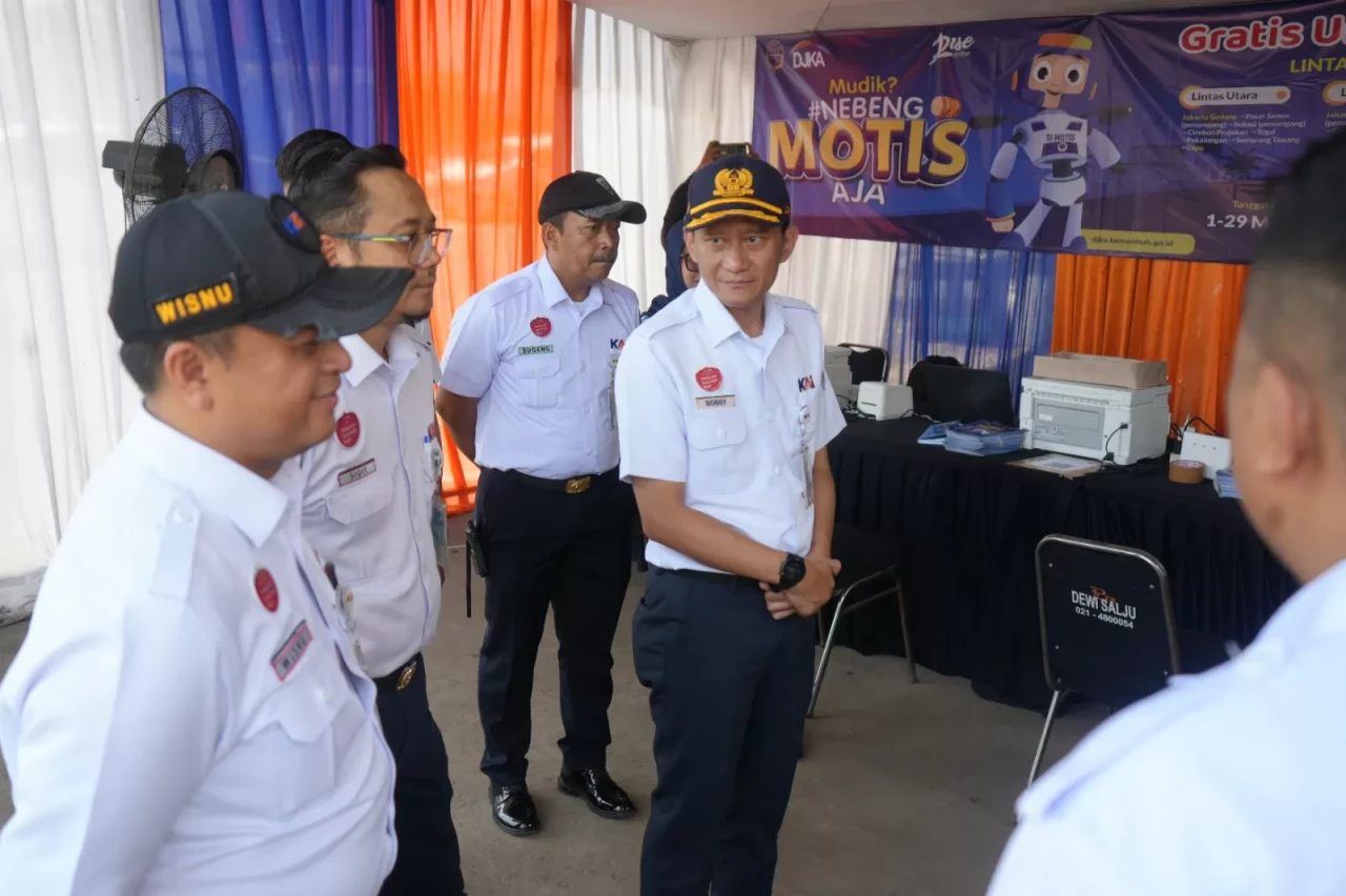 Direktur Utama KAI Tinjau...