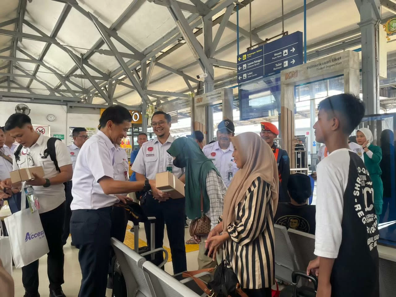 Direktur Utama KAI Tinjau...