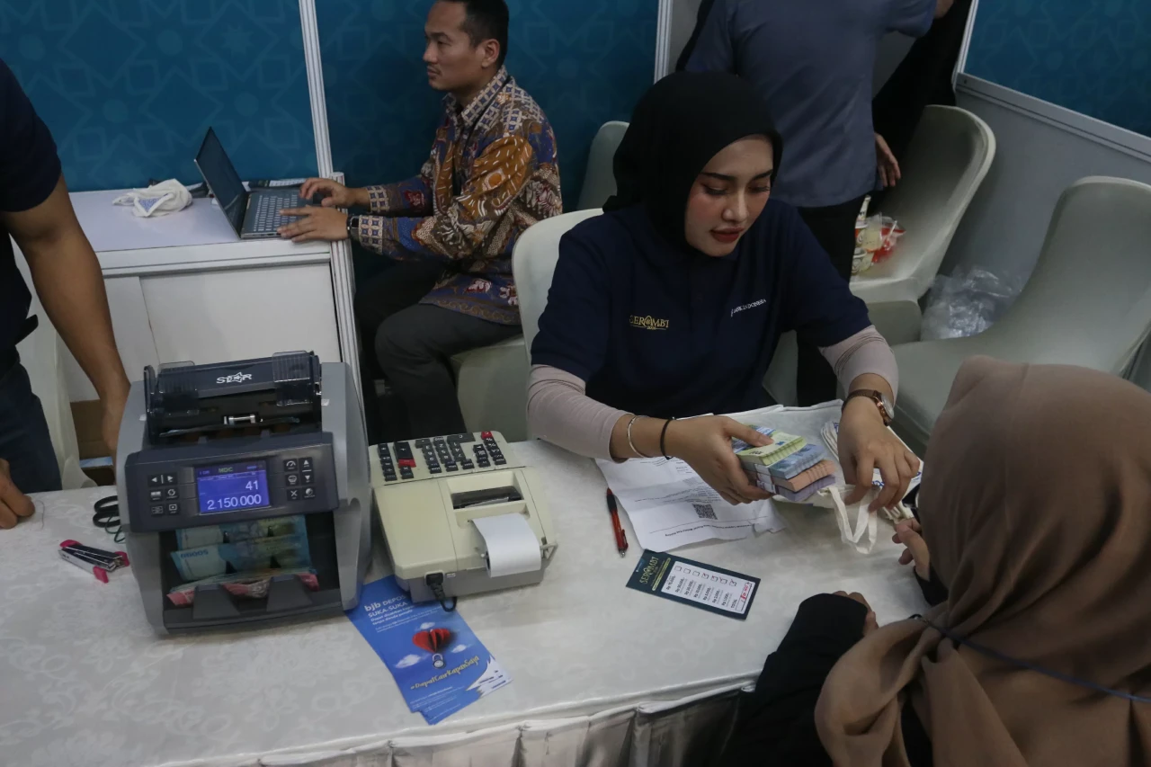 Antusias Warga Tukar...