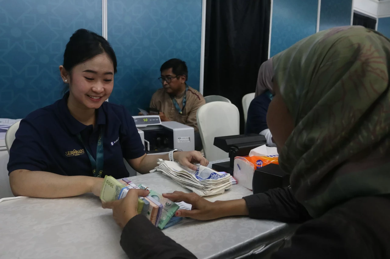 Antusias Warga Tukar...