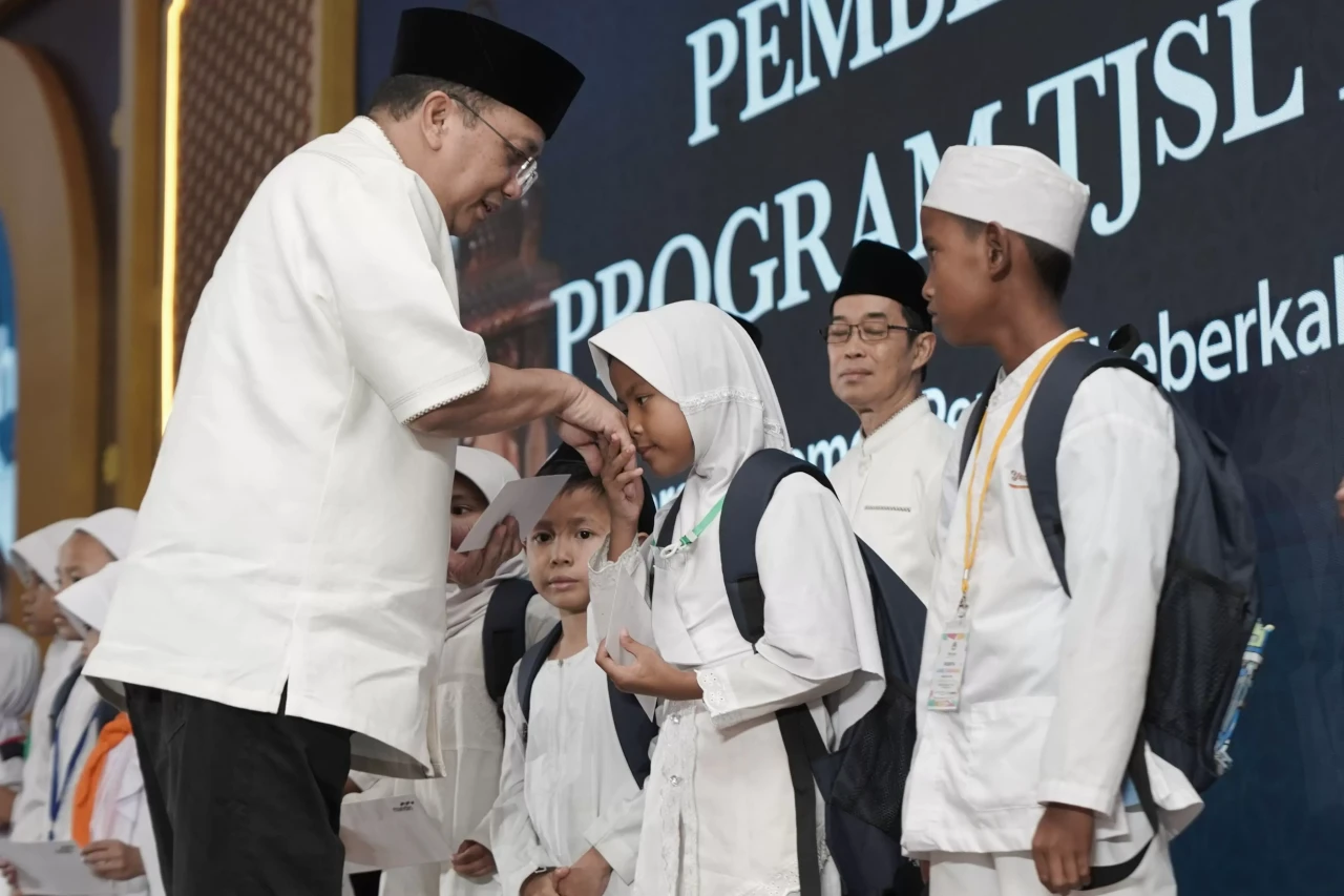 Melayani Sepenuh Hati...