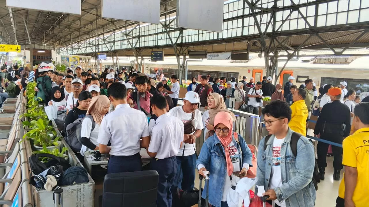 KAI Berangkatkan 16...