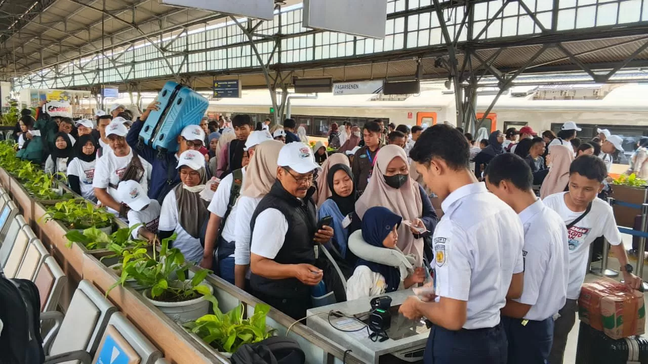 KAI Berangkatkan 16...