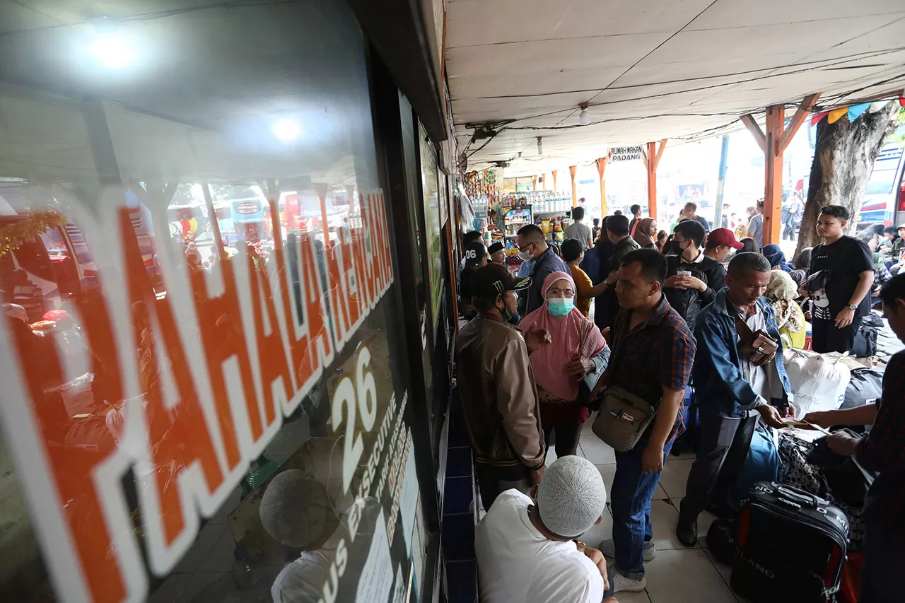 Ribuan Pemudik Berangkat...