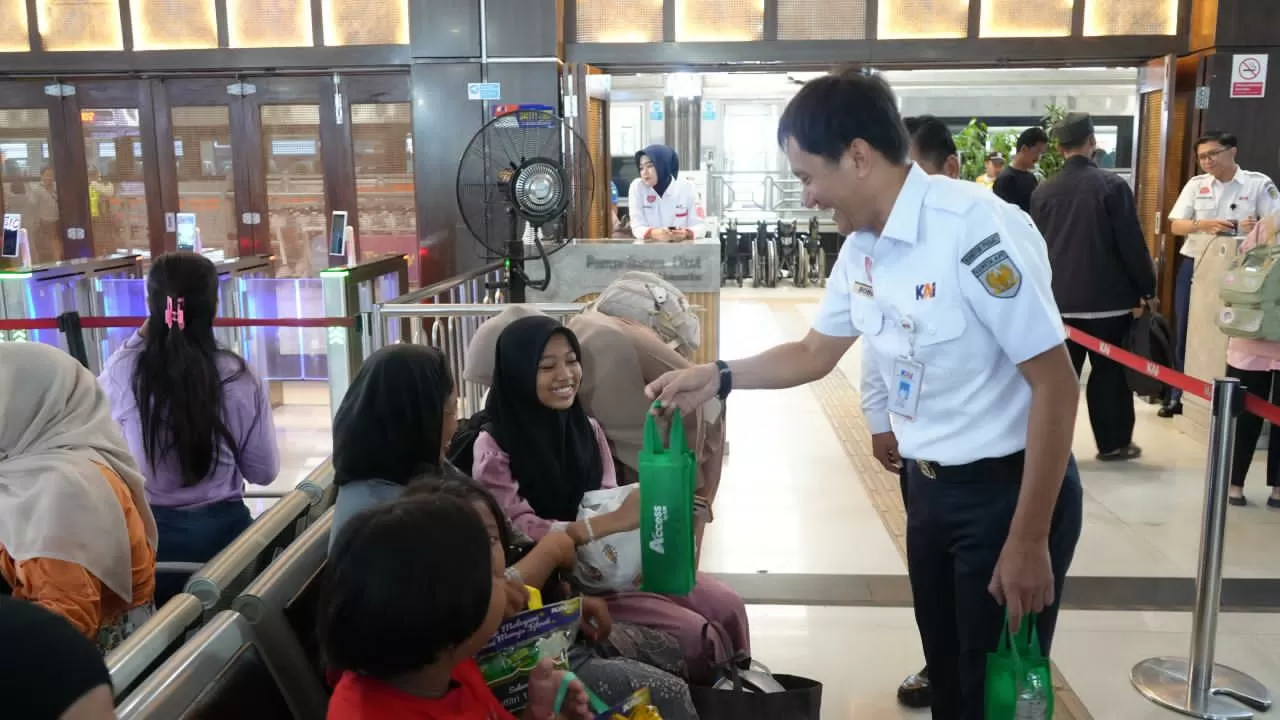 Direktur Utama KAI Tinjau...
