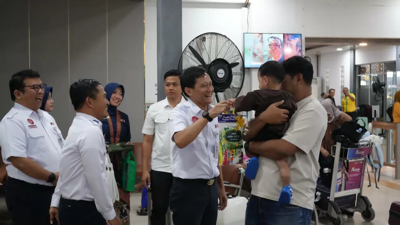 Direktur Utama KAI Tinjau...
