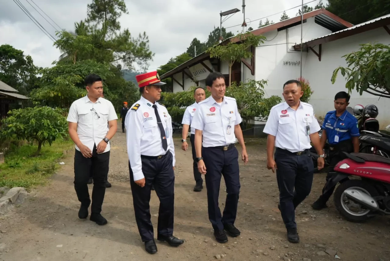 Direktur Utama KAI Tinjau...