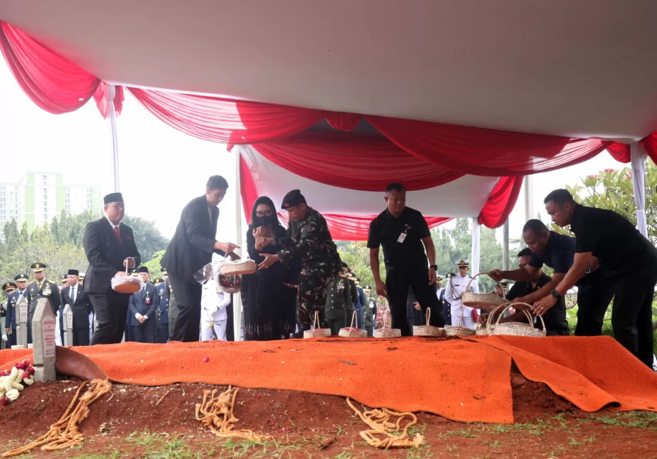 Pemakaman Mantan Menteri...