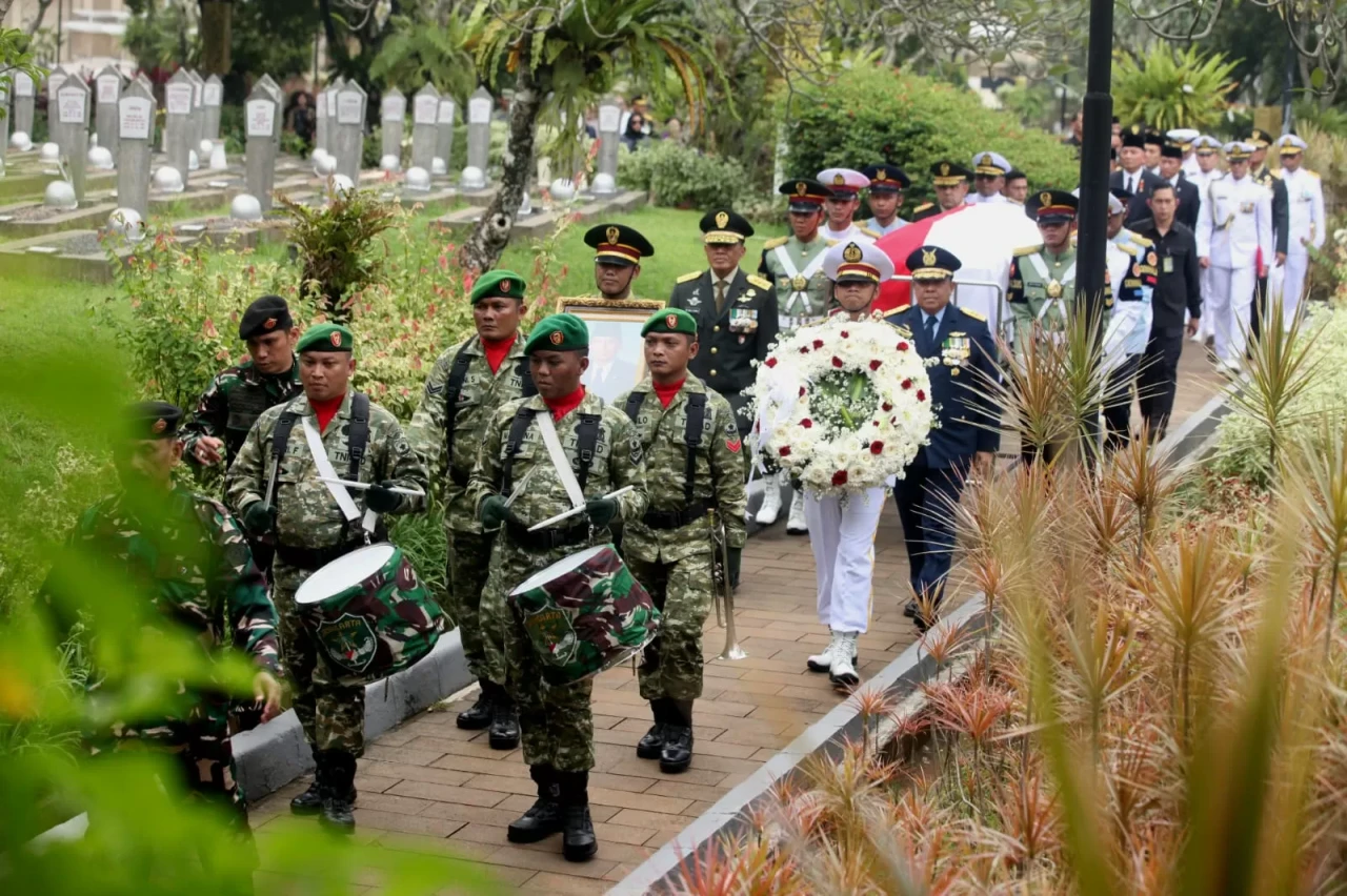 Pemakaman Mantan Menteri...